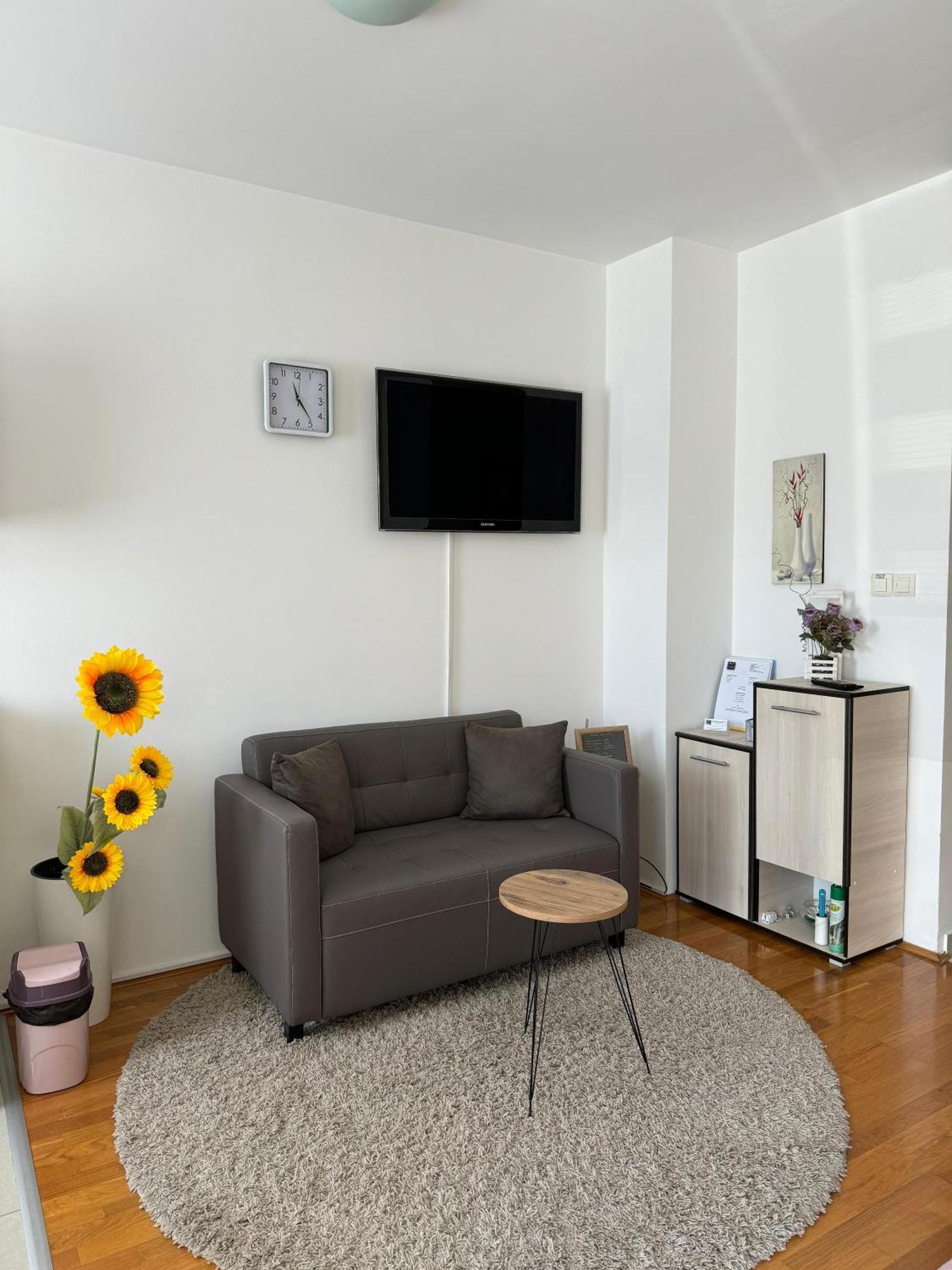 Angellina Apartmani Sremska Mitrovica Exterior foto